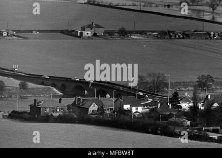 Urban e il paese in bianco e nero e whiites Foto Stock
