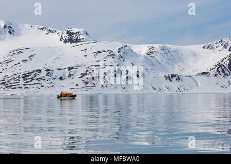 Avventure crociera su un gommone Zodiac sulla banchisa nelle zone costiere acque artiche. Spitsbergen, Svalbard, Norvegia e Scandinavia Foto Stock