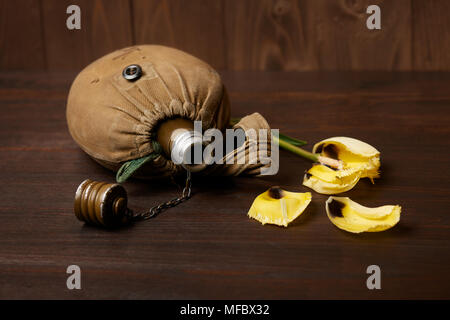 Vecchio soldato il pallone e San Giorgio a nastro su sfondo di legno, fiore giallo, il memoriale della seconda guerra mondiale e il concetto di guerrieri caduti Foto Stock