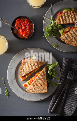 Formaggio alla griglia in sandwich con avocado e pomodoro Foto Stock