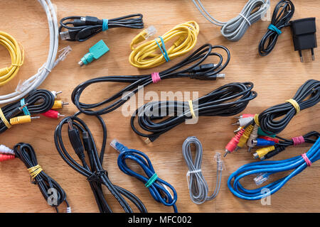 Cavi, fili e cavi fissati Foto Stock