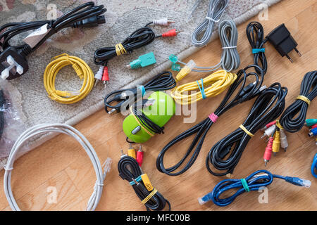 Cavi, fili e cavi fissati Foto Stock