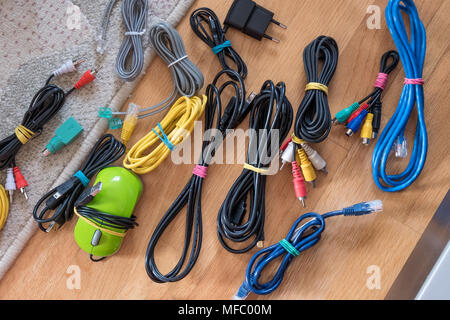 Cavi, fili e cavi fissati Foto Stock