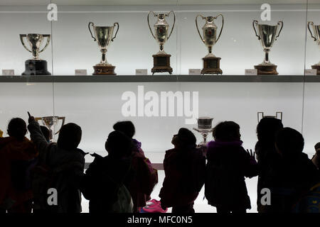 I bambini guardano a FC Barcelona Football Club Foto Stock