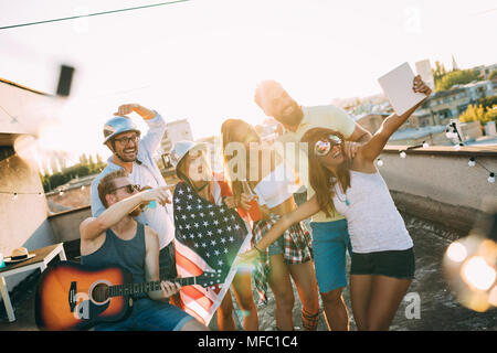 Happy amici ridendo e sorridendo all'aperto Foto Stock