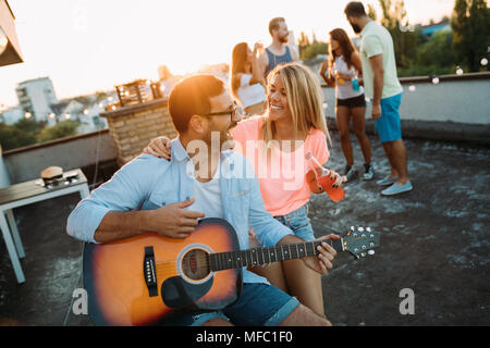 Happy amici ridendo e sorridendo all'aperto Foto Stock