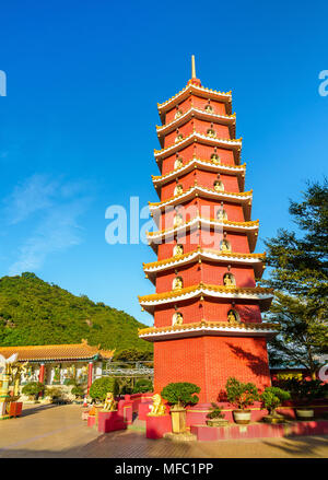 Pagoda presso il Monastero dei Diecimila Buddha in Hong Kong Foto Stock