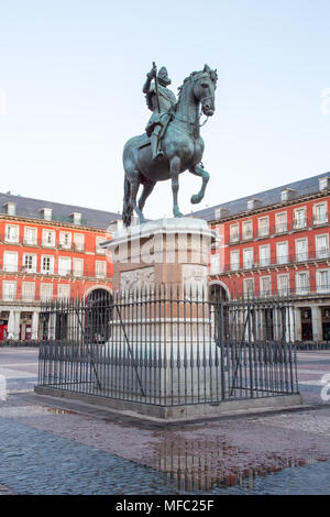 Madrid, Spagna - 10 Marzo 2015: Su un soleggiato inverno mattina in Spagna a Madrid, il sole sorge su Plaza Mayor. Foto Stock