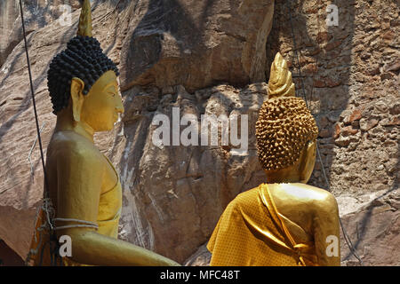 Due statue di Buddha di fronte di roccia arenaria faccia al Wat Tham Kong tempio Phen, vicino a Phu Pan Mountain Nong Bua, Udon Thani, Thailandia Foto Stock