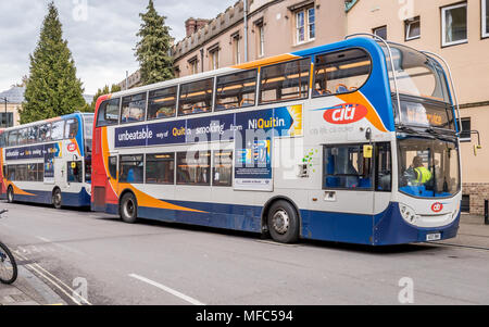 CAMBRIDGE, Inghilterra - Aprile 4, 2016: Citi gli autobus a due piani in coda al di fuori del grand arcade fermata su Aprile 4, 2016 Cambridge Foto Stock