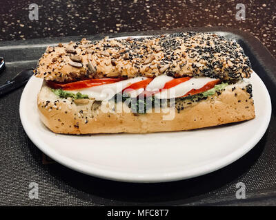 Mozzarella Sandwich in semi di papavero pane servito con il vassoio. Il fast food Foto Stock