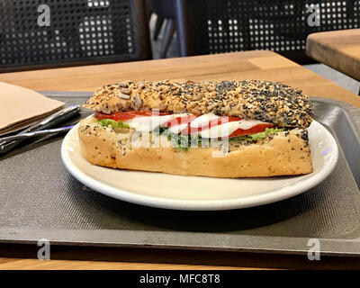 Mozzarella Sandwich in semi di papavero pane servito con il vassoio. Il fast food Foto Stock