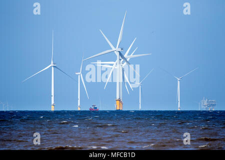 Il sulle turbine eoliche offshore la produzione di elettricità a partire da energia eolica presso la banca Burbo fattoria eolica off Crosby costa in Liverpool, Merseyside. Foto Stock