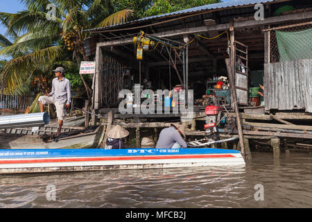 Can Tho, Vietnam - marzo 19 2017: barca officina di riparazione sul delta del Mekong river Foto Stock