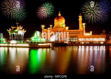 BANDAR SERI BEGAWAN BSB , BRUNEI-marzo. 09: Masjid Sultan Omar Ali Saifuddin Moschea e Royal Barge in BSB con fuochi d'artificio, Brunei Darussalam Marzo 09, Foto Stock