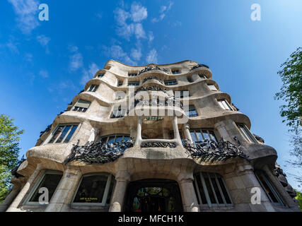 Casa Milà, popolarmente conosciuta come La Pedrera o "la pietra di cava", un riferimento alla sua unconventional sgrossato ed aspetto, è un edificio modernista. Foto Stock