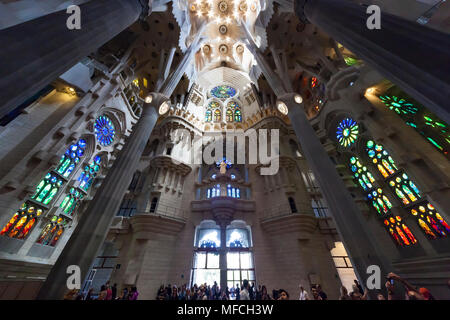 La Basílica i Temple Expiatori de la Sagrada Família è una grande incompiuta Chiesa Cattolica Romana di Barcellona. Foto Stock