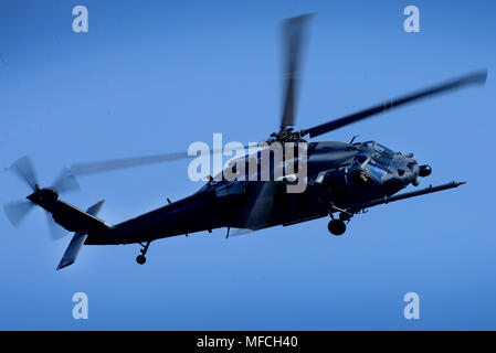 Un HH-60G Pave Hawk assegnato alla cinquantaseiesima Rescue Squadron vola sopra Royal Air Force Lakenheath, Inghilterra, a sostegno della finale di salto per pararescue aviatori assegnati alla 57th RQS APRILE, 20. I segnali di evento della fase finale delle due squadrone del trasferimento alla Base aerea di Aviano, Italia questa primavera. (U.S. Air Force foto/Tech. Sgt. Matteo Plew) Foto Stock