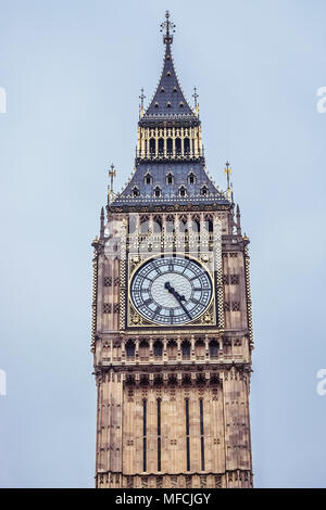 Big Ben Clock Tower. Top, il picco della torre. Vista verticale. Londra, Inghilterra. Foto Stock