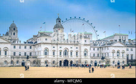 Londra / Inghilterra - 02.08.2017: vista presso la Casa Museo di Cavalleria con il London Eye in background. Foto Stock