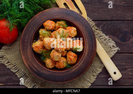 Polpettine di carne con verdure in una ciotola di argilla. Vista superiore Foto Stock