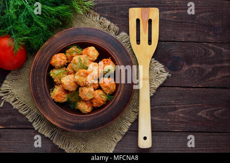 Polpettine di carne con verdure in una ciotola di argilla. Vista superiore Foto Stock
