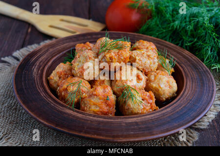 Polpettine di carne con verdure in una ciotola di argilla. Foto Stock