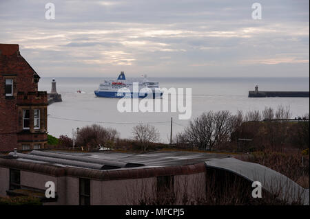 Il Re Seaways provenienti dal Mare del Nord come si cuoce a vapore è il modo fino al Fiume Tyne, alla banchina. Foto Stock