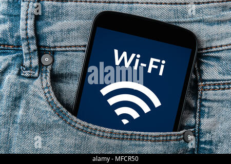 Wifi gratuito concetto sulla schermata dello smartphone in tasca dei jeans. Tutti i contenuti della schermata è progettato da me. Lay piatto Foto Stock