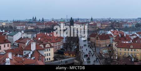 Angolo alto panorama del famoso Ponte Carlo e la città vecchia torre e chiese di Praga, Repubblica Ceca città capitale al calar della sera Foto Stock