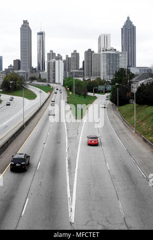 Lo skyline di Atlanta con un turnpike e alto senso di traffico in primo piano tonica fotografia in bianco e nero, formato verticale Foto Stock
