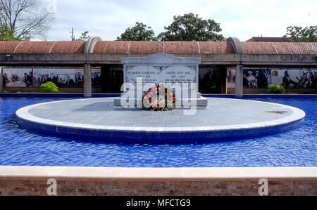 La tomba di Martin Luther King e sua moglie corretta Scott King vi è iscritto sulla tomba con un reath infront, la tomba è su un rilievo circolare co Foto Stock