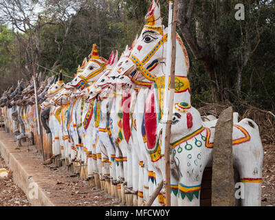 I cavalli di argilla assemblato in omaggio al dio indù Ayyanar che circonda i solai Andavar tempio a Pallathur in Tamil Nadu, India Foto Stock