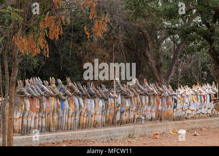 I cavalli di argilla assemblato in omaggio al dio indù Ayyanar che circonda i solai Andavar tempio a Pallathur in Tamil Nadu, India Foto Stock