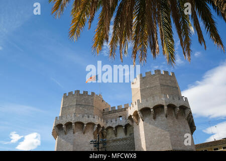 Torres de Serranos (Serrans Gate o Torre), uno di 12 porte che faceva parte delle antiche mura della città di Valencia, Spagna. Foto Stock