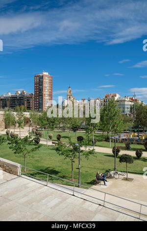 Dai giardini di Turia (Jardines del Turia), un 9km ex alveo fluviale che corre attraverso il centro della città convertita in un giardino pubblico, Valencia, Spagna Foto Stock