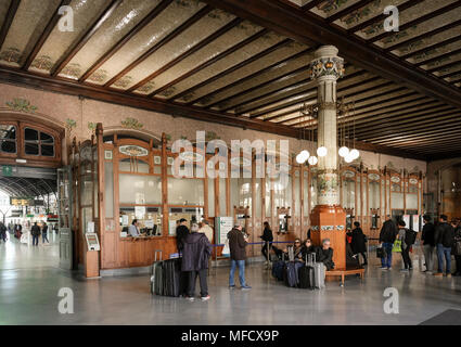 I viaggiatori a Estacion del Norte (Nord Station), un modernista stazione ferroviaria edificio nel sud Ciutat Vella distretto, Valencia, Spagna. Foto Stock