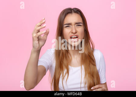 Giovane donna su sfondo rosa attraente bella donna che mostra l'aria kiss Foto Stock