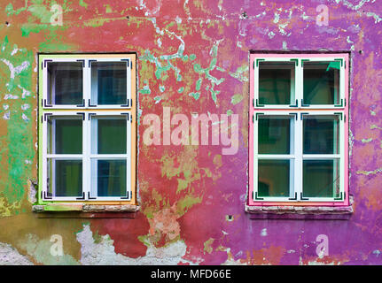 Windows e il vecchio muro rotto di casa abbandonata Foto Stock