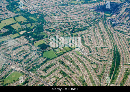 Vista aerea del sud sobborgo londinese di Worcester Park nel quartiere di Sutton. Principalmente una zona residenziale, ci sono molte strade di case. Foto Stock