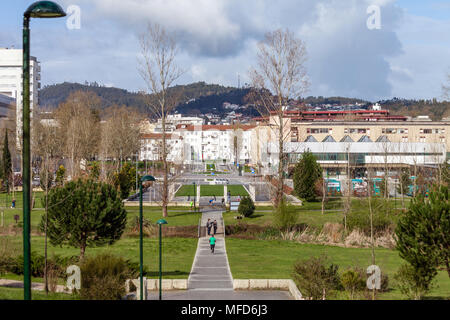 Vila Nova de Famalicao, Portogallo. Vista parziale di Vila Nova de Famalicao con bus terminal con autobus arriva, visto dal Parque da Devesa Parco urbano Foto Stock