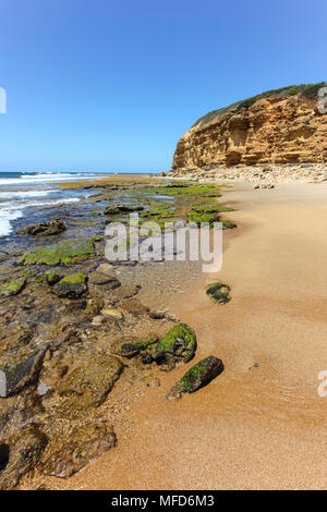 Bells Beach è una delle spiagge più famose al mondo per il surf si trova sulla Great Ocean Road drive in Victoria Australia. Foto Stock