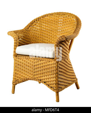 Sedia in vimini isolati su sfondo bianco. Percorso di clipping. Foto Stock