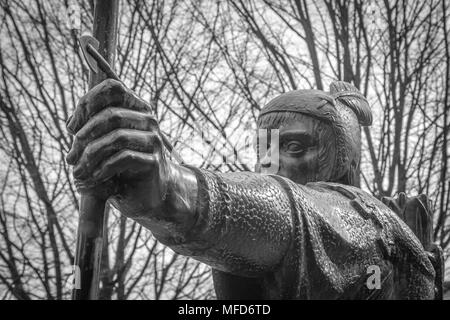 Robin Hood statua che si trova su Robin Hood Prato, sotto il castello di Nottingham, nei resti del fossato sulla strada del castello Foto Stock