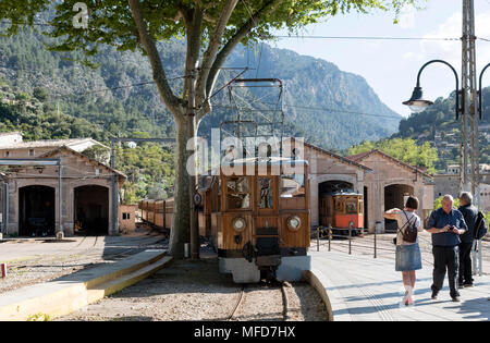 Stazione di Soller, Mallorca, Spagna. Aprile 2018. Locomotiva elettrica tirando il treno da Palma arriva a Soller Foto Stock