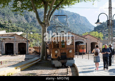 Stazione di Soller, Mallorca, Spagna. Aprile 2018. Locomotiva elettrica tirando il treno da Palma arriva a Soller Foto Stock