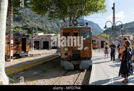 Stazione di Soller, Mallorca, Spagna. Aprile 2018. Locomotiva elettrica tirando il treno da Palma arriva a Soller Foto Stock