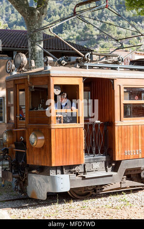 Stazione di Soller, Mallorca, Spagna. Aprile 2018. Loco conducente nella cabina di un treno vintage Foto Stock