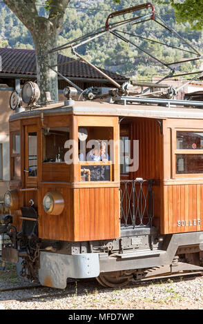 Stazione di Soller, Mallorca, Spagna. Aprile 2018. Loco conducente nella cabina di un treno vintage Foto Stock