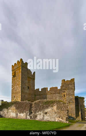 Il XV secolo Slade castello nel villaggio irlandese di Slade è un Monumento Nazionale un ben conservato esempio di un piccolo castello irlandese. Contea di Wexford, Foto Stock